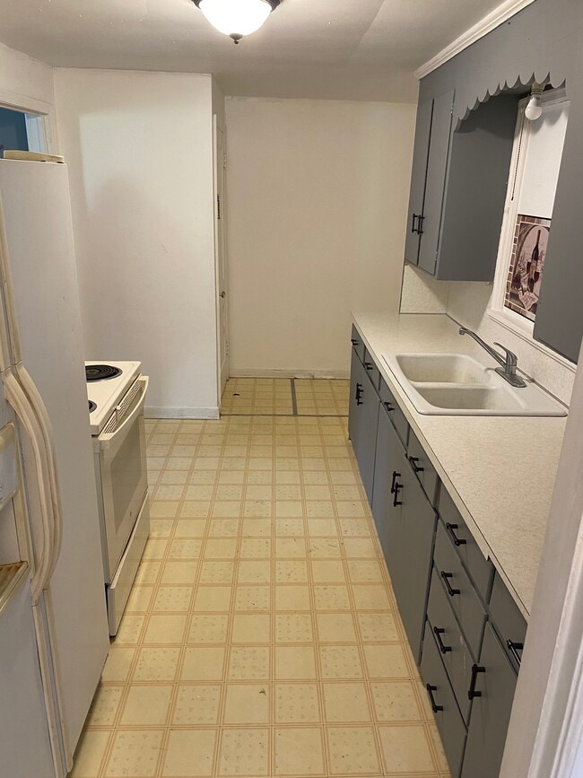 Photo - 229 Broadway St E