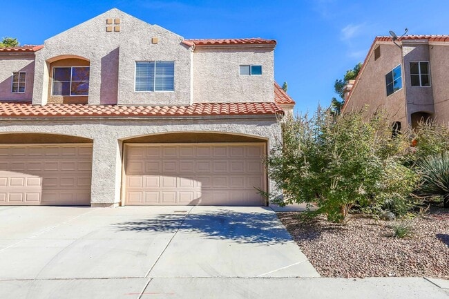 Building Photo - BEAUTIFUL TWO BEDROOM TOWNHOUSE