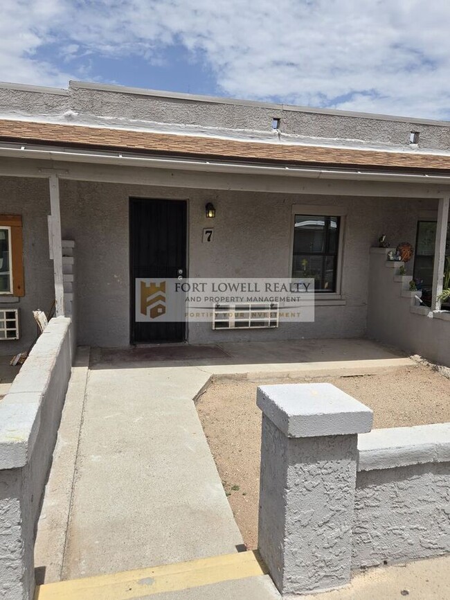 Building Photo - ONE MONTH FREE PRORATED! Cozy Studio near Downtown Tucson!