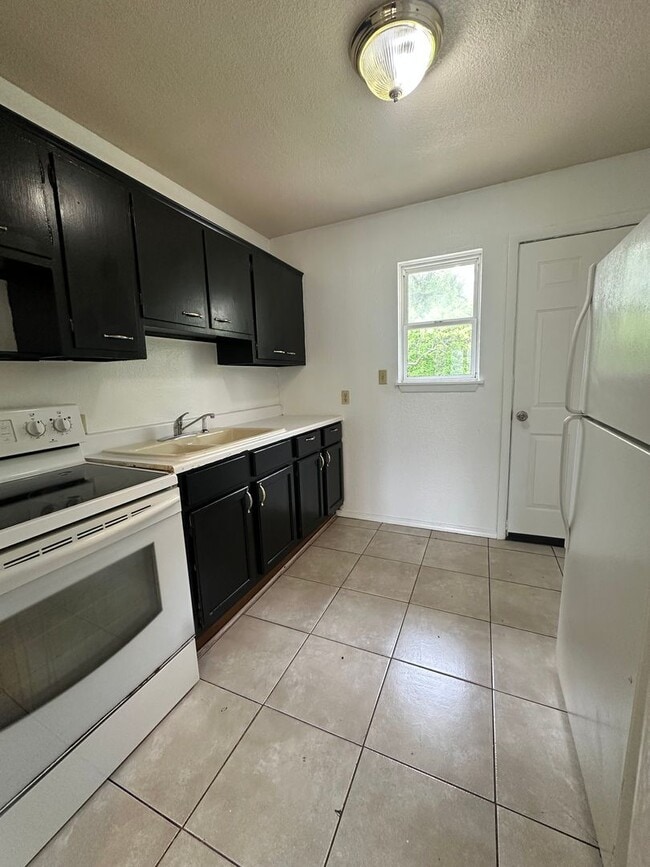 Photo - Your Next Home Just Dropped in Springfield!