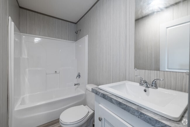 2BR, 2BA - 896SF - Clayton Blazer - Second Bathroom