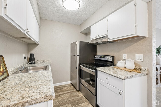 1BR, 1BA - 725SF - Kitchen