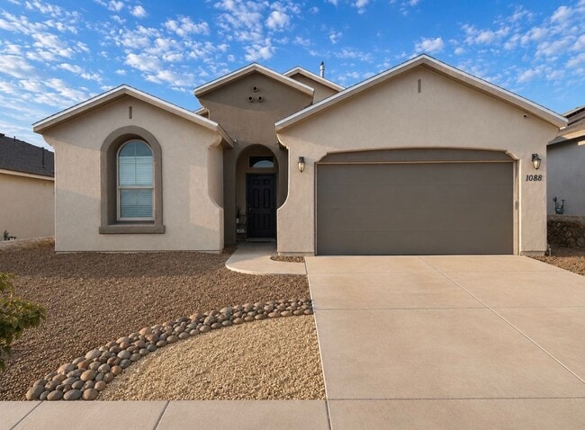 Building Photo - odern Living, Prime Location, Endless Convenience