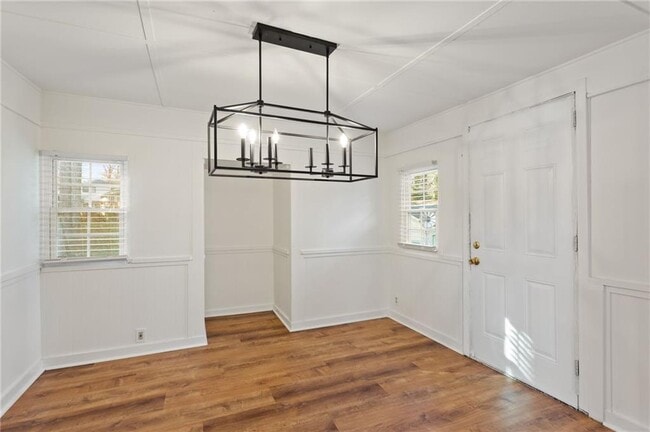 Photo - 798 Bank St SE