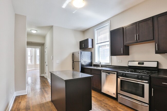 Photo - Bucktown 2bed/1bath...NEXT TO THE 606 TRAIL! In-Unit Laundry & Central Air! Unidad 1