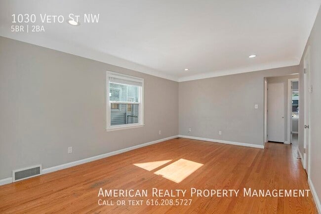 Photo - 1030 Veto St NW