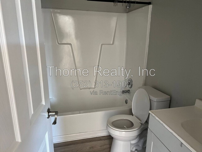 Photo - 1625 Clark St