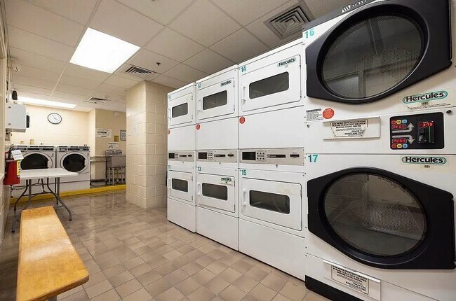 Photo - 245 E 44th St Unidad 29FF