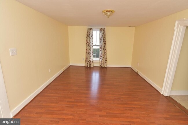 Photo - 5366 Main St