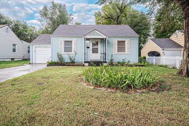 Building Photo - Please View 3D Virtual Walk-Through Before... Rental