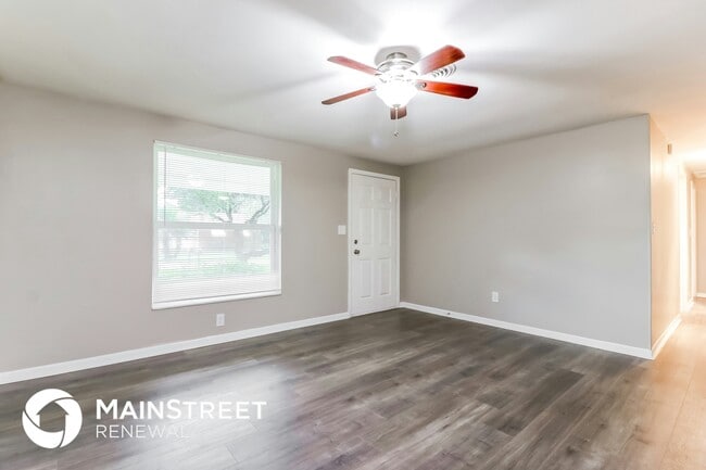 Photo - 921 Hillside Dr