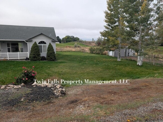 Photo - 213 Settlers Way W