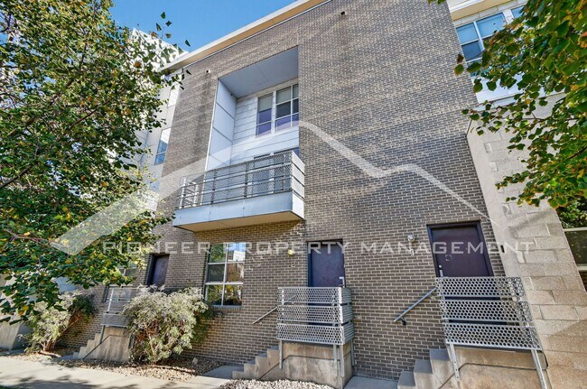 Building Photo - Stunning Condo with City Views and 2 Reser... Unit 2