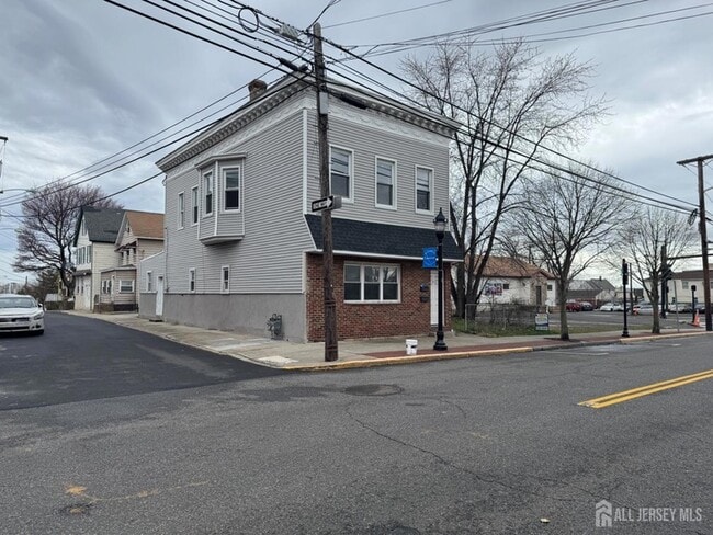 Building Photo - 556 Roosevelt Ave Unit 1