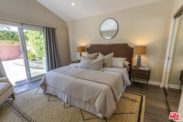 Photo - 977 Vernon Ave