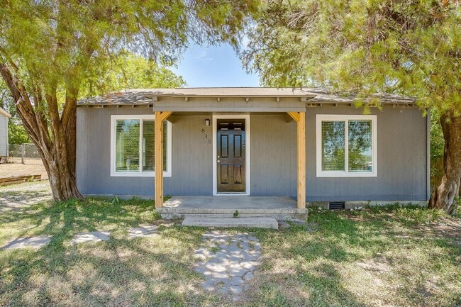 Building Photo - Amazing Remodeled 2 Bed, 1 Bath Ready tor ... Rental