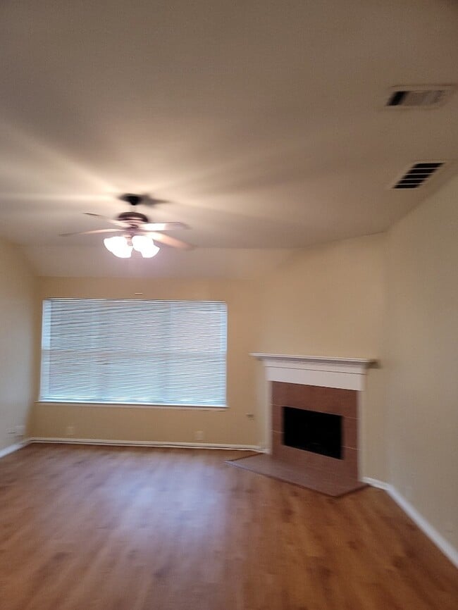 Photo - MANSFIELD ISD- ARLINGTON 3/2/2 IN LA FRONTERA