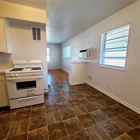 Photo - 4916 Worth St Unidad 4