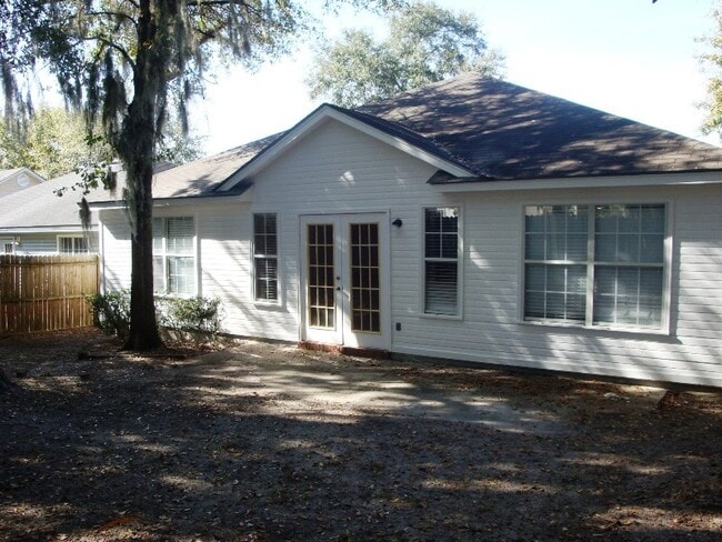 Photo - Comfortable 3BR/2BA Home with Open Floor Plan, Vaulted Living Room & Privacy-Fenced Backyard