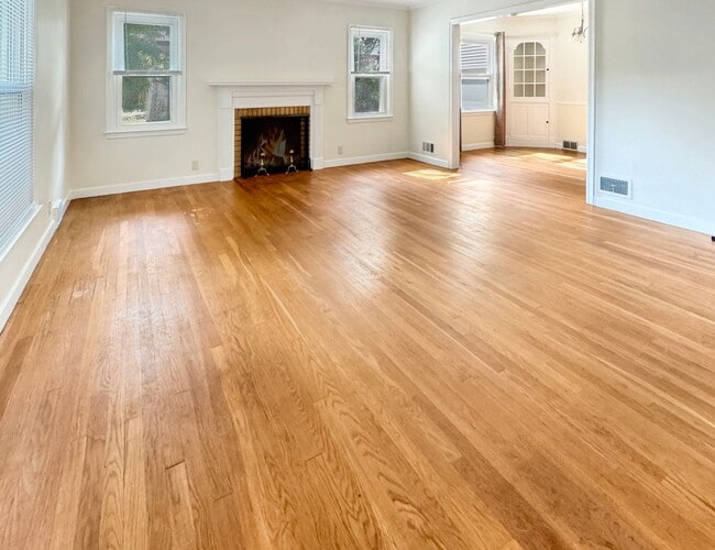 Building Photo - Lovely 3 bedroom 1.5 bathroom Cape Code st... Rental