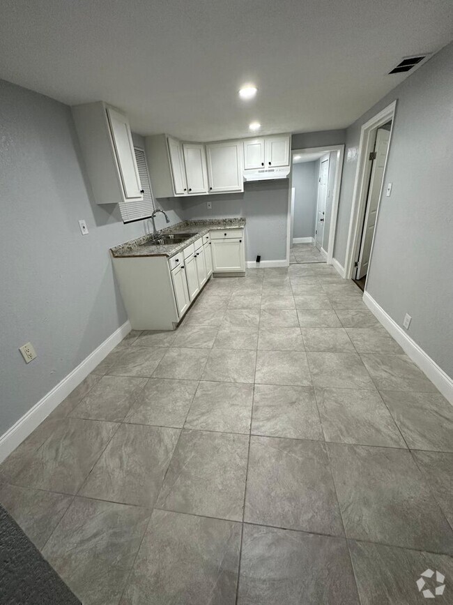 Building Photo - Fully Renovated 3/1 Single Family House Av...