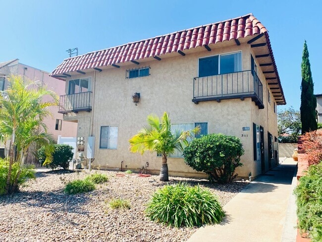 Building Photo - PERFECTLY LOCATED POINT LOMA 2BD/1.5BA TOW... Unit 3111 Byron Street #A Rental