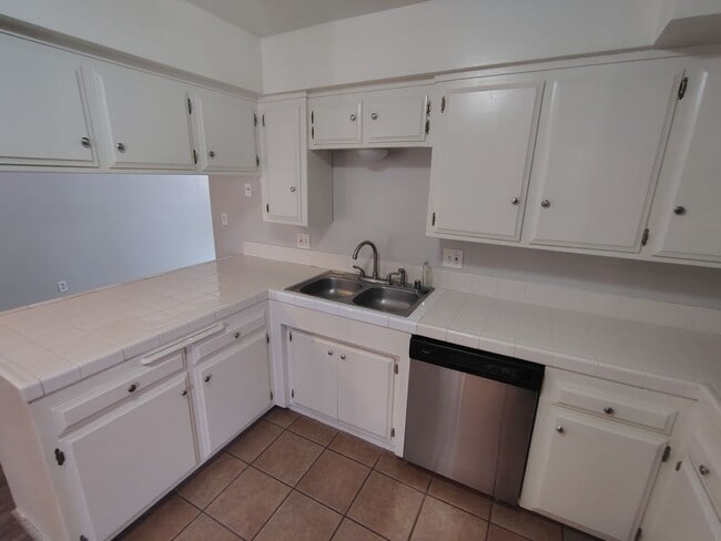 Photo - Spacious 3 bedroom 2 bathroom townhouse in Central Bakersfield!