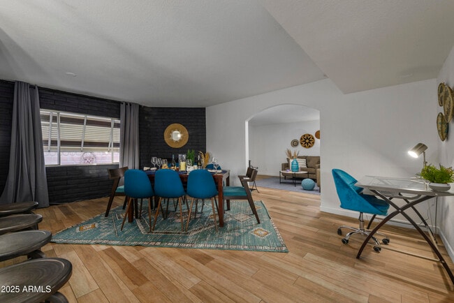 Photo - 320 E Geneva Dr