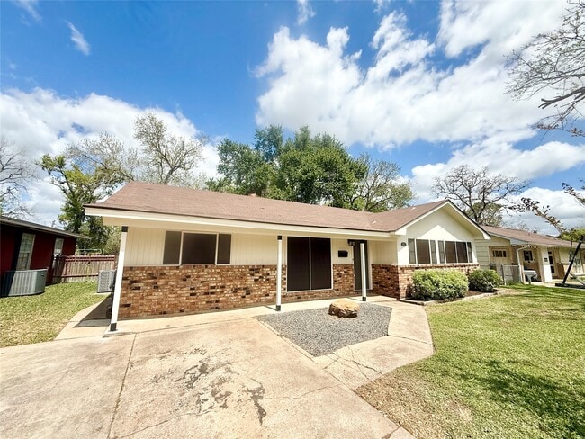 Photo - 523 Wisteria St