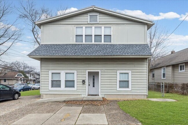 Photo - 127 E Pine St