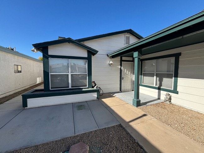 Building Photo - Charming single-story 3 Bed 2 Bath Green V...
