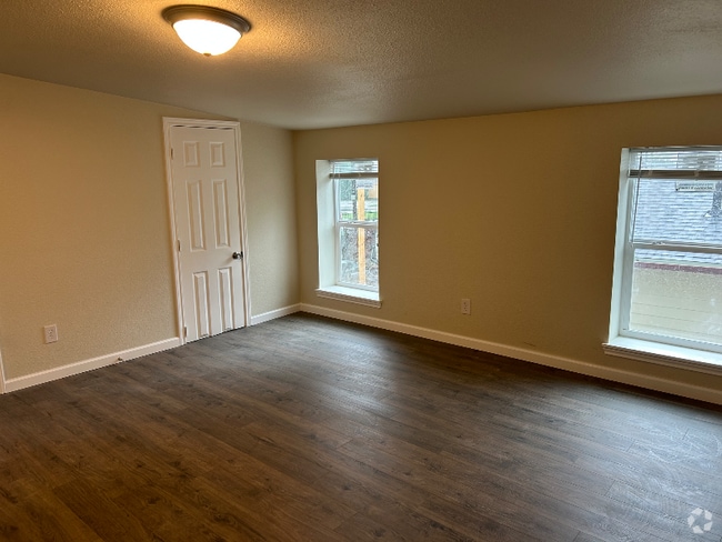 Building Photo - 2600 Harwood St Rental