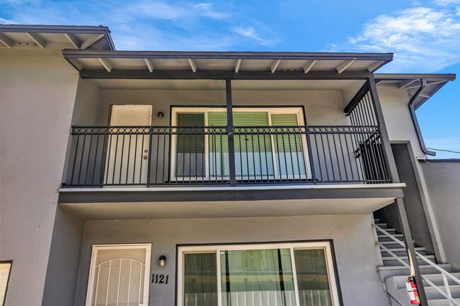 Unidad de arriba - 1119 N Mayfield Ave Unidad 1119