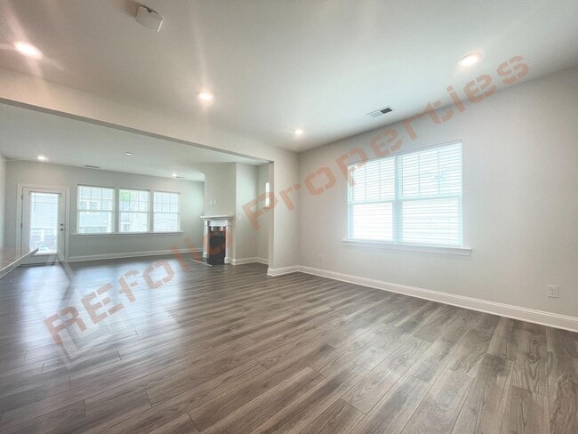 Photo - 213 Ivy Arbor Way