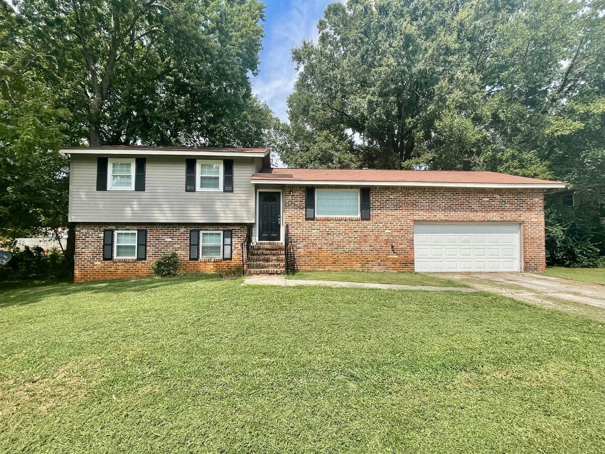 Nice Split Level Home in Huntsville! Fenced Yard and 2 car garage! - Nice Split Level Home in Huntsville! Fenced Yard and 2 car garage!