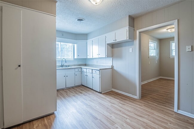 Building Photo - 203 Beatrice