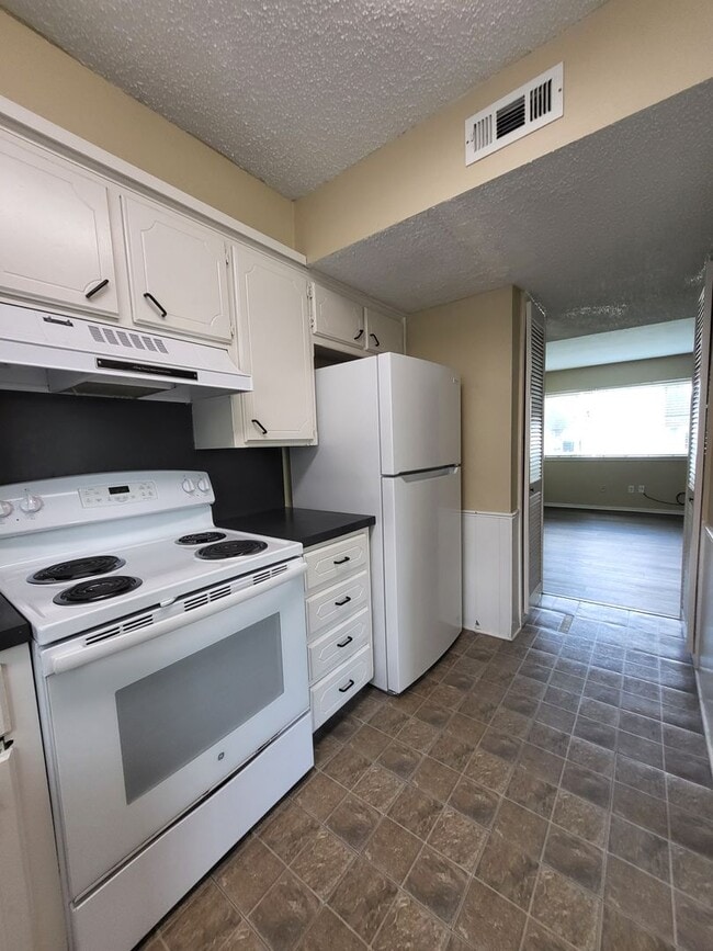 Photo - (2) Bed+Study/(2.5) Bath Townhome w/ Pool Access! Available NOW!