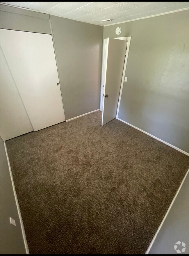 Building Photo - Section 8 Welcome Rental