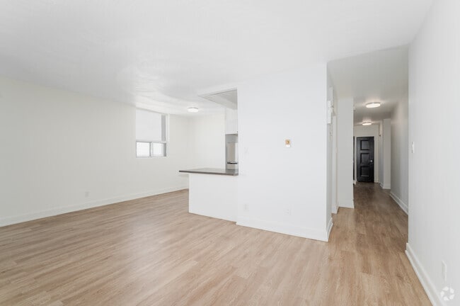 2BR, 1BA - 935SF - Living Room