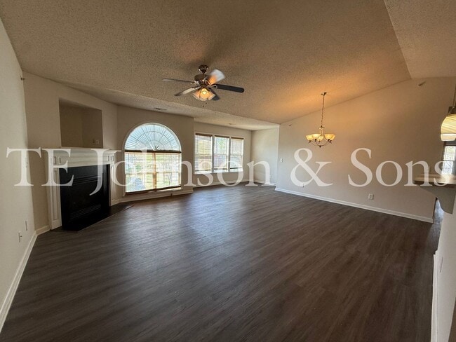 Building Photo - Lovely 2 Bedroom Condo Off Hwy 150