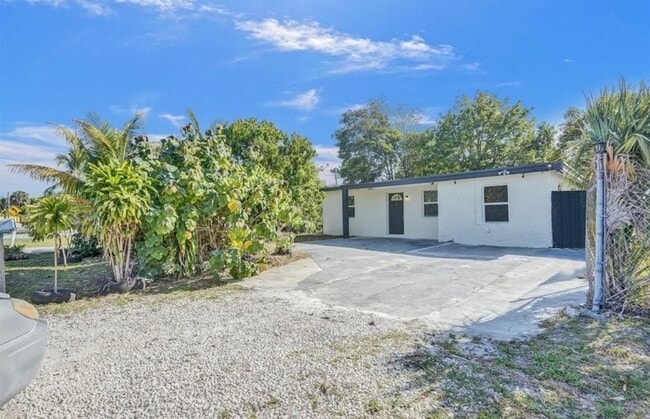 Building Photo - 1632 Lauderdale Manor Dr Unit B