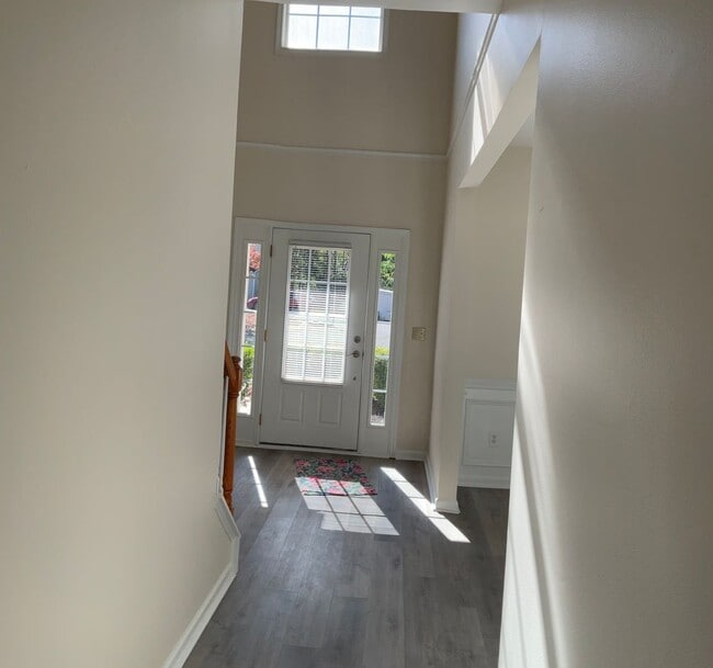 Photo - Quiet Neighborhood- Large family living!