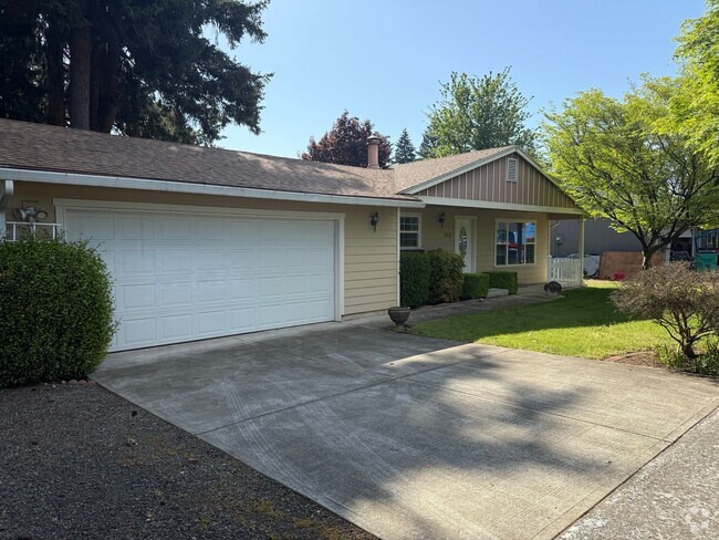 Building Photo - Beautiful 3 Bedroom Ranch Style House with...