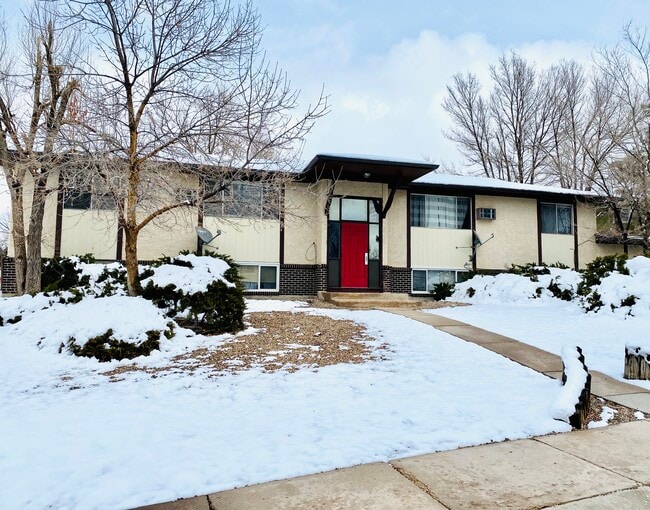 Front of the building - 4710 Scenic Cir Unit 4