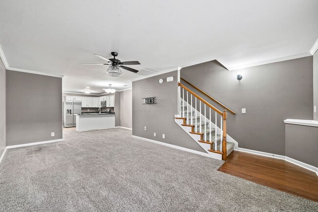 Building Photo - 2 Bedroom Pet Friendly Condo For Rent Near Beachaven Vineyard!