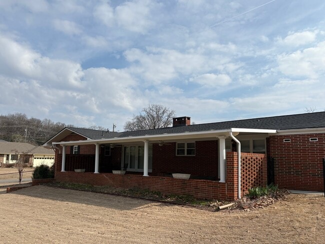 Building Photo - 7600 Quail Dr SW
