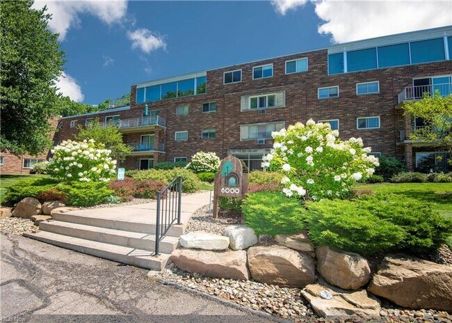 Building Photo - 6000 Nob Hill Dr