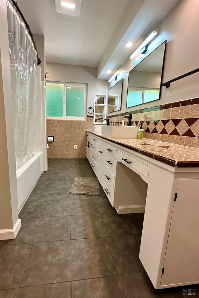 Photo - 470 College Ave