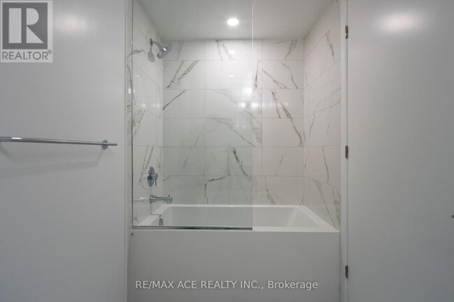 Photo - 180 Front St E Unité 815