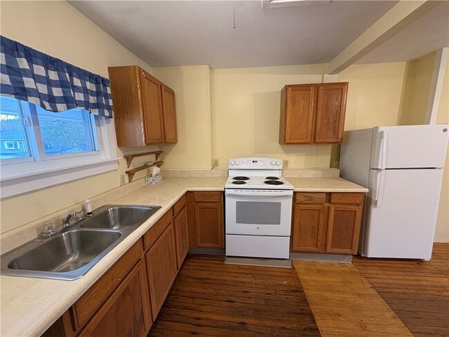 Photo - 136 Main St